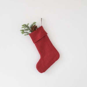 Červená vianočná ľanová závesná dekorácia Linen Tales Christmas Stocking vyobraziť