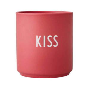 Červený porcelánový hrnček Design Letters Kiss, 300 ml vyobraziť