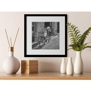 Rámovaný obraz Bicykel na ulici 30x30 cm, čiernobiely% vyobraziť