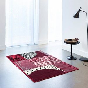 Dekoratívny koberec s geometrickým vzorom vyobraziť
