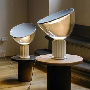 FLOS Malá stolová LED lampa FLOS Taccia, biela vyobraziť