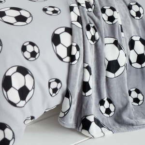 Sivá mikroplyšová detská deka 130x170 cm Football – Catherine Lansfield vyobraziť