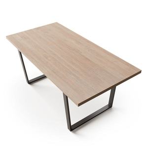 Dřevěná stolička s kovovými nohami vyobraziť