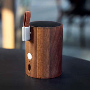 Bluetooth reproduktor so svietidlom z tmavého orechového dreva Gingko Drum vyobraziť