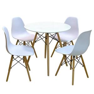 Okrúhle stoly so stoličkami vyobraziť