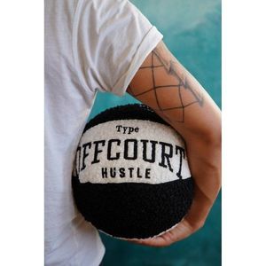 Dekoračný vankúš z materiálu buklé ø 25 cm Basketball – Mioli Decor vyobraziť