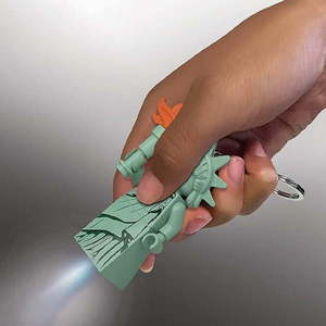 Zelená kľúčenka so svietidlom Statue of Liberty – LEGO® vyobraziť