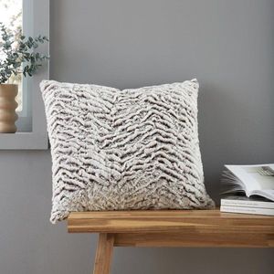 Dekoračný vankúš z umelej kožušiny 43x43 cm Wolf Faux Fur – Catherine Lansfield vyobraziť