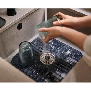 Protišmyková podložka do drezu 30x30 cm SinkShield – Joseph Joseph vyobraziť