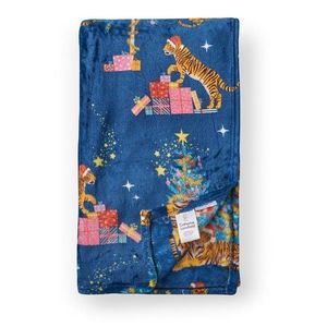 Modrá deka s vianočným motívom z mikroplyšu 130x170 cm Christmas Tiger – Catherine Lansfield vyobraziť