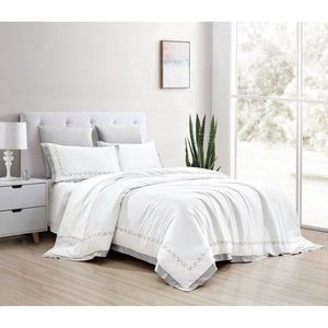 Biele obliečky na dvojlôžko/predĺžené z bavlneného saténu s plachtou/6-dielne 240x220 cm Diana – Mila Home Luxury vyobraziť