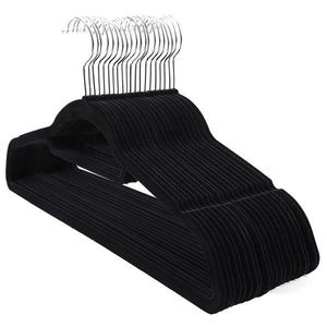 Velúrové ramienko na odevy 20 kusov - čierne vyobraziť