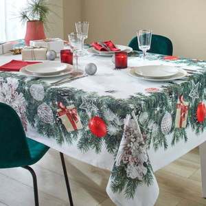 Obrus s potlačou vianočného venca a úpravou proti škvrnám vyobraziť