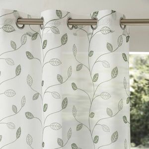Voálová záclona s motívom listov zakončená očkami vyobraziť