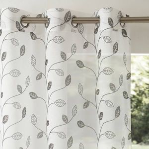 Voálová záclona s motívom listov zakončená očkami vyobraziť