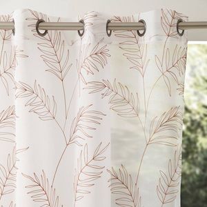 Voálová záclona s výšivkou listov a zakončením očka vyobraziť