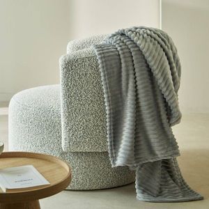 Hebký pléd s vrúbkovaným efektom vyobraziť