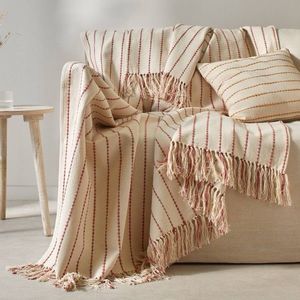 Pléd alebo prikrývka na pohovku so strapcami vyobraziť