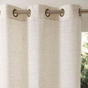 Voálová záclona z originálnej tkaniny zakončená očkami vyobraziť