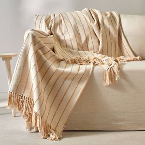 Pléd alebo prikrývka na pohovku so strapcami vyobraziť