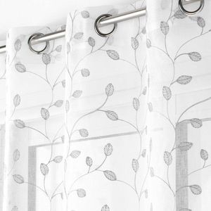 Voálová záclona s výšivkou listov zakončená očkami vyobraziť