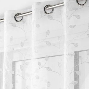 Voálová záclona s výšivkou listov zakončená očkami vyobraziť