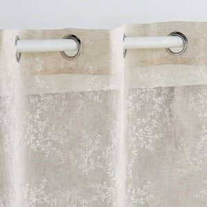 Voálová záclona s potlačou čerešňových kvetov zakončená očkami vyobraziť