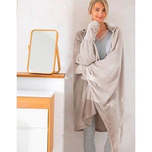 Fleecový pléd s kapucňou k televízii vyobraziť