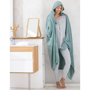 Fleecový pléd s kapucňou k televízii vyobraziť