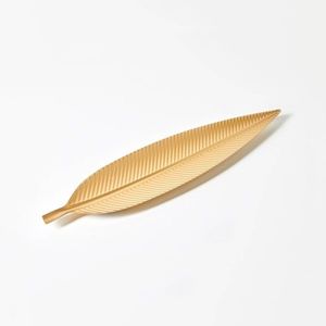 Dekorácia doprostred stola v tvare listu vyobraziť