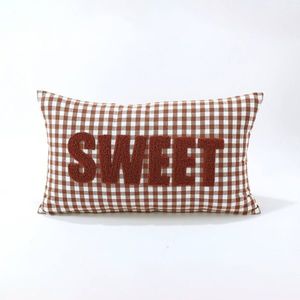 Kockovaný vankúšik s nášivkou SWEET vyobraziť