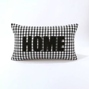 Kockovaný vankúšik s nášivkou HOME vyobraziť