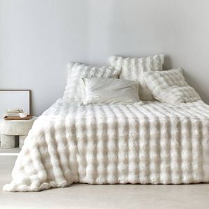 Prikrývka na posteľ a obliečka na vankúš s kožušinovým vzhľadom vyobraziť