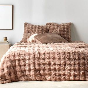 Prikrývka na posteľ a obliečka na vankúš s kožušinovým vzhľadom vyobraziť