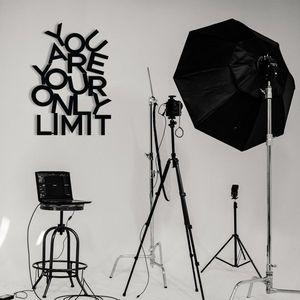 Dekoratívny kovový doplnok na stenu Limit vyobraziť