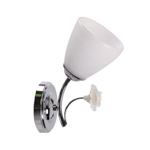 Jednoduchá biela chrómová nástenná lampa Ariam vyobraziť