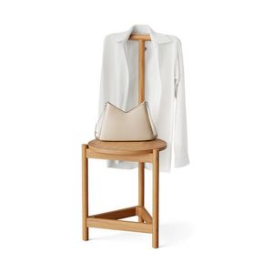 Nemý sluha so stoličkou z masívneho dreva vyobraziť