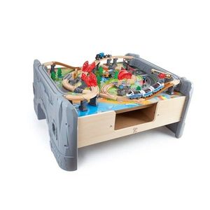 Hape Hrací stôl s vláčikodráhou 70 ks vyobraziť