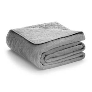 Svetlosivý zamatový prešívaný pléd 220x240 cm Laila – Restilo vyobraziť