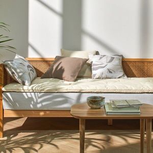 Dlhý jednofarebný vankúš na pohovku vyobraziť