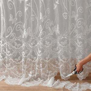 Čipková upraviteľná záclona s motýľmi vyobraziť