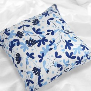 Polášek Bavlnená obliečka na vankúšik - kvetinová harmónia modrá | 70 x 90 cm vyobraziť