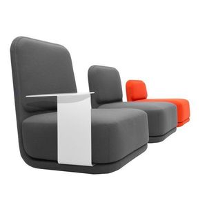 Tmavomodré kreslo s bielym kovovým stolíkom Softline Standby High + Side Table vyobraziť