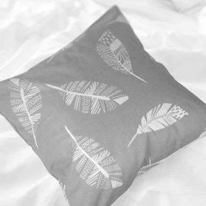 Polášek Bavlnená obliečka na vankúšik - Biele pierka | 40 x 40 cm vyobraziť