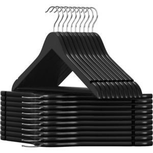 Sada 20 ks drevených vešiakov Lour čierna vyobraziť