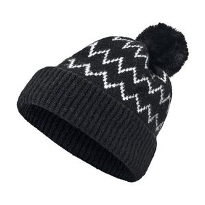 Pletená čiapka s brmbolcom vyobraziť