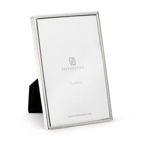 Kovový stojací rámček v lesklej striebornej farbe 11x16 cm Sweet Memory Pearl – Zilverstad vyobraziť