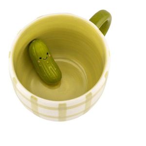 Svetlozelený hrnček Surprise Pickle – Sass & Belle vyobraziť
